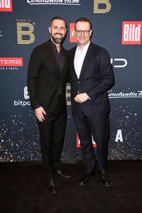Jens Spahn mit Ehemann Daniel Funke bei der Place To B Party by BILD & Constantin Film im Rahmen der Berlinale 2025 im Restaurant Borchardt. Berlin, 15.02.2025 *** Jens Spahn with husband Daniel Funke at the Place To B Party by BILD Constantin Film as part of the Berlinale 2025 at Restaurant Borchardt Berlin, 15 02 2025 Foto:xN.xKubelkax xFuturexImagex place_to_b_5286