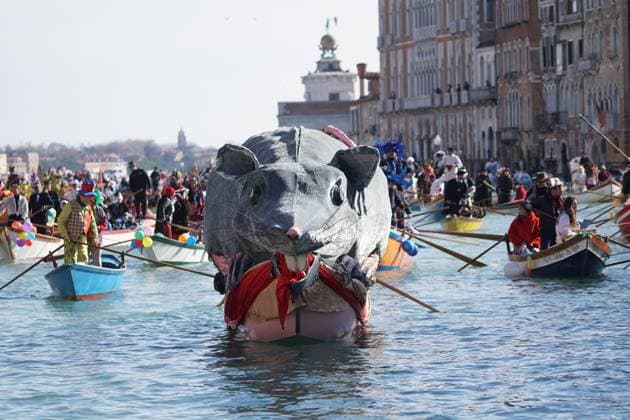 Bilder des Jahres 2025, News 02 Februar News Themen der Woche KW07 News Bilder des Tages February 16, 2025, Venezia, Italia: La Pantegana gigante in testa al corteo di barche sul Canal Grande, in apertura del carnevale veneziano dedicato al Tempo di Casanova , Venezia, 16 febbraio 2025. The giant Pantegana at the head of the procession of boats on the Grand Canal, at the opening of the Venetian carnival dedicated to the Time of Casanova, in Venice, Italy, 16 February 2025. ANSA ANDREA MEROLA Venezia Italia  - ZUMAa110 20250216_zaf_a110_115 Copyright: xAndreaxMerolax xZ82x