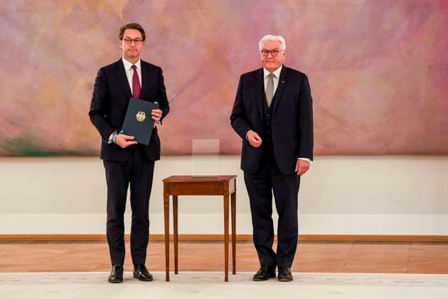Frank Walter Steinmeier (Bundespräsident), Andreas Scheuer (Bundesminister für Verkehr und digitale Infrastruktur), Der Bundespraesident Frank-Walter Steinmeier haendigt dem Bundeskabinett und der Bundeskanzlerin die Entlassungsurkunden aus am Dienstag 26.10.2021 im Schloss Belevue in Berlin Berlin Deutschland *** Frank Walter Steinmeier Federal President , Andreas Scheuer Federal Minister for Traffic and Digital Infrastructure , the German President Frank Walter Steinmeier shall issue the Federal Cabinet and the Federal Chancellor the Discharge certificates from on Tuesday 26 10 2021 at Castle Belevue in Berlin Berlin Germany