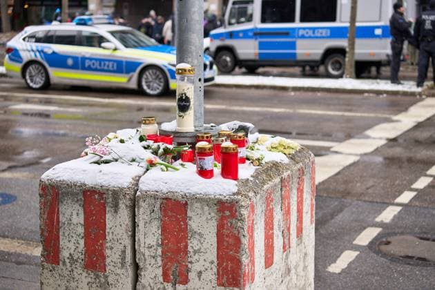 News Themen der Woche KW07 News Bilder des Tages Munich, Bavaria, Germany - February 16, 2025: Memorial with grave candles after the car attack in Munich. In the background the police in action at a human chain *** Gedenkstelle mit Grabkerzen nach dem Auto-Anschlag in München. Im Hintergrund die Polizei im Einsatz bei einer Menschenkette
