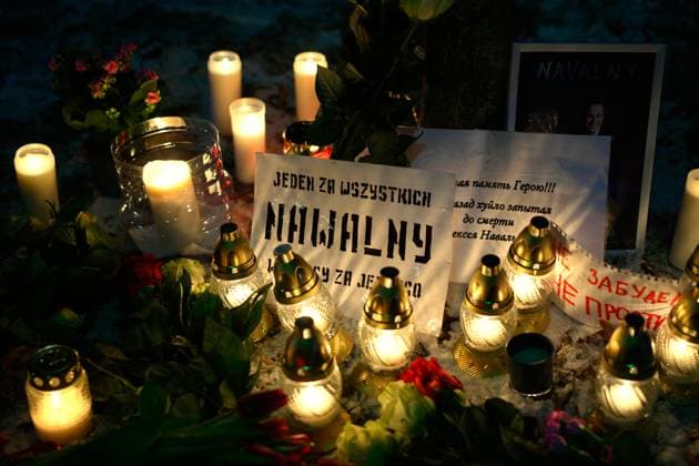 Vigil For One Year Anniversary Of Navalny Death In Warsaw Several hundred people meet in front of the Russian embassy in Warsaw, Poland on 16 February, 2025 to mark the one year anniversary of Alexei Navalny. Warsaw Poland  Copyright: xJaapxArriensx originalFilename: arriens-navalnyd250216_npcWw.jpg