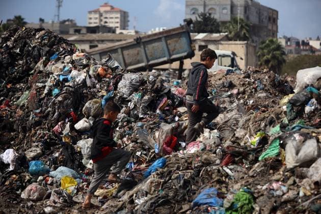 News Themen der Woche KW07 News Bilder des Tages Municipal Workers Dump Garbage at Former Firas Market Amid Access Restrictions Palestinian youths search for salvageable items to reuse in a garbage dump that sprawls across what used to be the Firas market in Gaza City, on February 16, 2025. Gaza Palestine  Copyright: xMajdixFathix originalFilename: fathi-notitle250216_npZt1.jpg