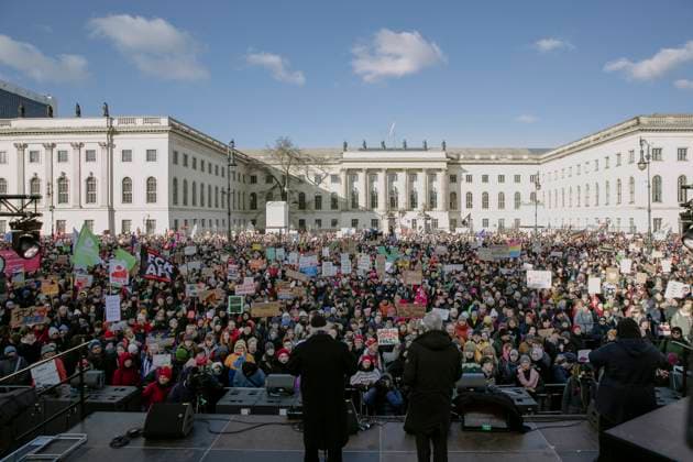 Bilder des Jahres 2025, News 02 Februar News Themen der Woche KW07 News Bilder des Tages Berlin - No AFD - Hand in Hand Am 16. Februar 2025 versammelten sich Tausende in Berlin, um gegen Rechtsextremismus im Vorfeld der bevorstehenden Bundestagswahlen zu demonstrieren. Die Kundgebung, organisiert von Gruppen wie Bündnis Hand in Hand und Amnesty International, markierte den Beginn einer Aktionswoche, die sich auf die Bekämpfung von Hass und Hassreden konzentriert, unter dem Motto Courageous. Human. Together.. On February 16, 2025, thousands gathered in Berlin to demonstrate against right-wing extremism ahead of the upcoming Bundestag elections. The rally, organized by groups such as Bündnis Hand in Hand and Amnesty International, marked the beginning of a week of action focused on combating hate and hate speech, under Copyright: xHamixRoshanx