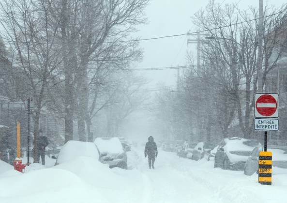 News Bilder des Tages February 16, 2025, Montreal, Quebec, Canada: Montreal, Quebec, Canada: Snowstorm in Montreal. A major snowstorm has disrupted traffic, flights, schools, and mail services in Montreal. This is the second major snowstorm in Montreal this week. Montreal Canada - ZUMAs278 20250216_zip_s278_003 Copyright: xSerkanxSenturkx