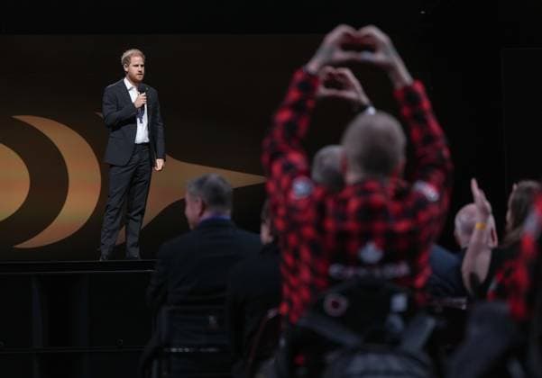 Bilder des Jahres 2025, Entertainment 02 Februar Entertainment Themen der Woche KW07 Entertainment Bilder des Tages February 16, 2025, Vancouver, Bc, CANADA: Prince Harry, the Duke of Sussex, speaks as Canadian athletes gesture during the 2025 Invictus Games closing ceremony, in Vancouver, B.C., Sunday, Feb. 16, 2025. Vancouver CANADA  - ZUMAc35_ 20250216_zaf_c35_167 Copyright: xDarrylxDyckx