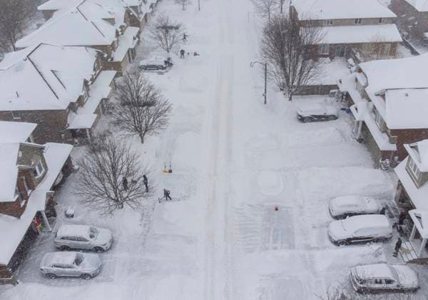 (250217) -- MISSISSAUGA, Feb. 17, 2025 -- An aerial drone photo taken on Feb. 16, 2025 shows people clearing snow in Oakville, the Greater Toronto Area, Canada. (Photo by Xinhua) CANADA-THE GREATER TORONTO AREA-WINTER STORM ZouxZheng 