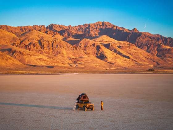 Yellow Truck Rooftop Tent Camping on a Dry Lake Bed at Sunset Fields, Oregon, United States CR_EVVA250214-1639875-01 ,model released, Symbolfoto
