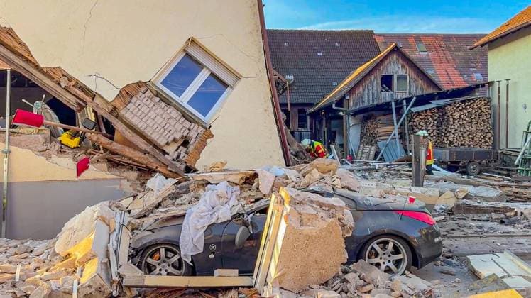 News Themen der Woche KW08 Mann nach Hauseinsturz verschüttet in Stutensee Spöck im Landkreis Karlsruhe: Einfamilienhaus nach Explosion eingestürzt - Rettungskräfte im Großeinsatz - 73-jähriger Hausbewohner unter den Trümmern eingeklemmt, aber am Leben Am frühen Montagmorgen stürzte aus bislang noch ungeklärter Ursache ein Wohnhaus in Stutensee in sich zusammen. Ein Mann befindet sich derzeit noch innerhalb des Gebäudes. Nach derzeitigem Kenntnisstand meldeten Anwohner gegen 05:50 Uhr einen lauten Knall und stellten ein eingestürztes Wohnhaus in der Stutenseeer Henhöferstraße fest. Was die Explosion auslöste, kann derzeit noch nicht verifiziert werden. Der mutmaßliche Bewohner des Hauses befand sich zu diesem Zeitpunkt in seinem Haus und kann das weit Copyright: xEinsatzReport24x xTimxMüllerx