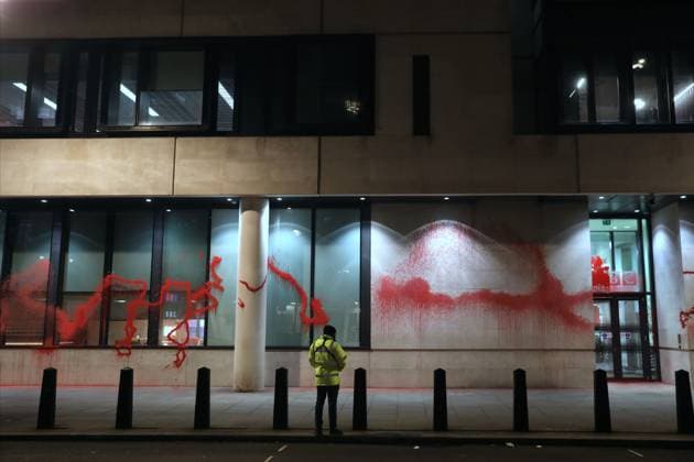 Bilder des Jahres 2025, News 02 Februar News Themen der Woche KW08 News Bilder des Tages February 17, 2025, London, England, UK: A security guard watches over the BBC building after the exterior of the the BBC building was left scarred with red paint after the overnight targeting by activists. Activists from pro-Palestinian Palestine Action target the BBC in Portland Place, London. They argue that the news organisation is biased in their reporting of the war in Gaza, the language they use to report news stories in weighted in IsraelÃ¢â‚¬â ¢s favour, they refuse to accept the situation in Gaza is a Genocide and they barely report about the PalestinianÃ¢â‚¬â ¢s plight in the region at all. London UK - ZUMAmp3_ 20250217_zip_mp3_006 Copyright: xMartinxPopex