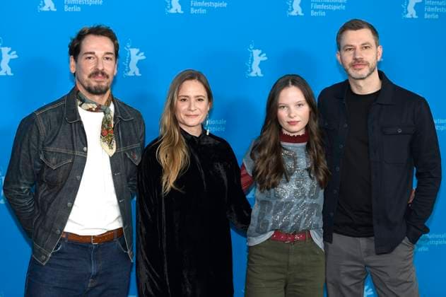 Entertainment Themen der Woche KW08 Entertainment Bilder des Tages Felix Kramer, Julia Jentsch, Laeni Geiseler und Frederic Hambalek beim Photocall zum Kinofilm Was Marielle weiß What Marielle Knows auf der Berlinale 2025 75. Internationale Filmfestspiele Berlin im Hotel Grand Hyatt. Berlin, 17.02.2025 Foto:xC.xNiehausx xFuturexImagex marielle_5201