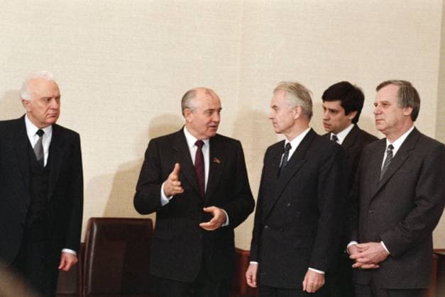 Moscow, USSR. Minister of Foreign Affairs of the USSR Eduard Shevardnadze, General Secretary of the CPSU Central Committee, Chairman of the Supreme Soviet of the USSR Mikhail Gorbachev, Chairman of the Council of Ministers of the German Democratic Republic Hans Modrow and a member of the CPSU Central Committee Politburo, Chairman of the Council of Ministers of the USSR Nikolai Ryzhkov (L-R front) have a conversation before the meeting in the Kremlin. Yuri Lizunov, Valentin Sobolev TASS  15637458