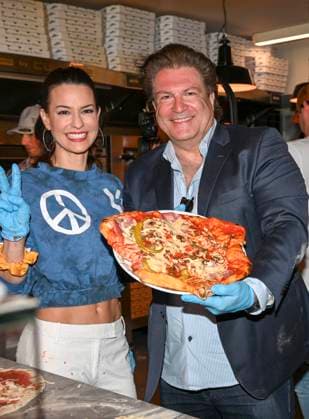 Francis Fulton-Smith, Anna-Lena Class Promis beim Charity Pizza backen fuer einen guten Zweck unter dem Motto La Famigila A Worldchanger Story by LOsteria zu gunsten von LOsteria und The Worldchanger , sie machen es sich zur Aufgabe, beduerftige Familien zu unterstuetzen am Mittwoch 11.Mai 2021 im Kuenstlerhaus LOsteria in Muenchen Bayern Deutschland *** Francis Fulton Smith, Anna Lena Class Celebrities at Charity Pizza Baking for a Good Purpose at the Motto La Famigila a Worldchanger Story by Losteria to Favour from Losteria and The Worldchanger , you make it itself to Task, need Families to support on Wednesday 11 May 2021 at Kuenstlerhaus Losteria in Munich Bavaria Germany