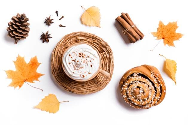 Herbstlicher Hintergrund mit Kaffee und Zimtschnecke Autumn composition with Coffee and Cinnamon Bun isolated on white background. Cup of cappuccino coffee with seasonal autumnal yellow leaves and pine cones. Copyright: xZoonar.com OksanaxBratanovax 22858291