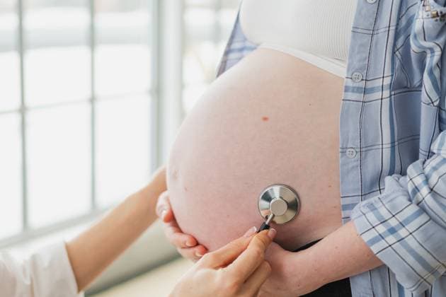 Doctor examining pregnant woman holding stethoscope near big belly listening baby heartbeat. Gynecologist doctor consulting patient about pregnancy in hospital office. Visit to doctor medical checkup. Doctor examining pregnant woman holding stethoscope near big belly listening baby heartbeat. Gynecologist doctor consulting patient about pregnancy in hospital office. Visit to doctor medical checkup. ,model released, Symbolfoto Copyright: xZoonar.com IuliiaxZavalishinax 22845879 ,model released, Symbolfoto ,property released