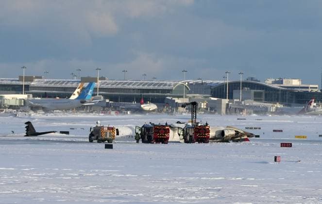 Kanada, Flugzeugunglück auf dem Toronto Pearson International Airport February 17, 2025, Toronto, On, CANADA: An aircraft from Delta Air Lines sits upside down on the tarmac at Toronto Pearson International Airport on Monday February 17, 2024. The Canadian PressPearson International Airport firefighters work on an upside down Delta Air Lines plane, which was heading from Minneapolis to Toronto when it crashed on the runway, in Toronto, Monday, Feb. 17, 2025. Toronto CANADA  - ZUMAc35_ 20250217_zaf_c35_109 Copyright: xTeresaxBarbierix