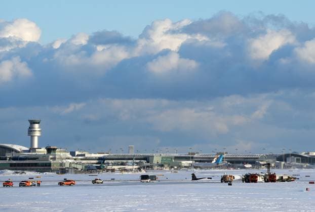 Kanada, Flugzeugunglück auf dem Toronto Pearson International Airport February 17, 2025, Toronto, On, CANADA: Crews work around an upside down Delta Air Lines plane, which was heading from Minneapolis to Toronto when it crashed on the runway at Pearson International Airport, in Toronto, Monday, Feb. 17, 2025. Toronto CANADA  - ZUMAc35_ 20250217_zaf_c35_110 Copyright: xTeresaxBarbierix