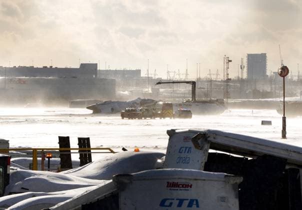 News Bilder des Tages Kanada, Flugzeugunglück auf dem Toronto Pearson International Airport February 17, 2025, Toronto, On, CANADA: Emergency response vehicles are seen nearby an upside down Delta Air Lines plane, which was heading from Minneapolis to Toronto when it crashed on the runway at Pearson International Airport, in Toronto, Monday, Feb. 17, 2025. Toronto CANADA  - ZUMAc35_ 20250217_zaf_c35_111 Copyright: xTeresaxBarbierix