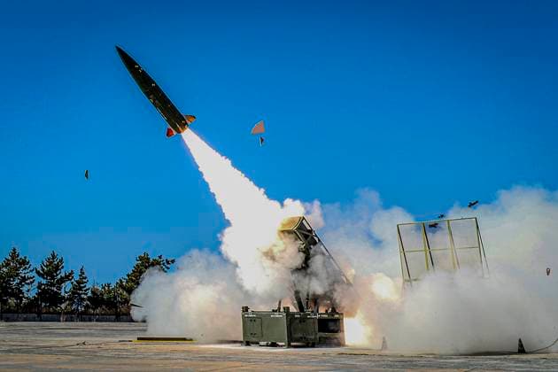 News Themen der Woche KW08 News Bilder des Tages February 18, 2025, Seoul, SOUTH KOREA: Feb 18, 2025-Seoul, South Korea-A Shows the newly deployed Korean Tactical Surface to Surface Missile launch drill in South Korea. South Korea has deployed a new homegrown bunker buster missile capable of striking underground enemy targets, the Joint Chiefs of Staff (JCS) said Tuesday, in its efforts to deter North Korean military threats. Seoul SOUTH KOREA - ZUMAs168 20250218_zih_s168_002 Copyright: xDefensexMinistryx