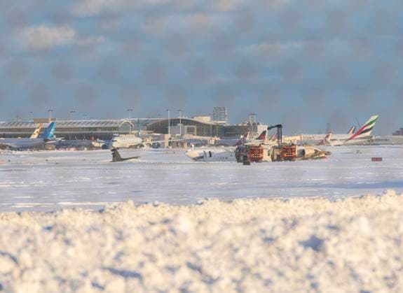 Kanada, Flugzeugunglück auf dem Toronto Pearson International Airport (250217) -- MISSISSAUGA (CANADA), Feb. 17, 2025 -- A Delta Air Lines plane is seen upside down after a crash at the Toronto Pearson International Airport in Mississauga, Canada, on Feb. 17, 2025. A Delta Air Lines plane arriving from Minneapolis Monday afternoon crashed and overturned at the Toronto Pearson International Airport in Canada, injuring 15 passengers. (Photo by Xinhua) CANADA-MISSISSAUGA-PLANE-OVERTURNING ZouxZheng 
