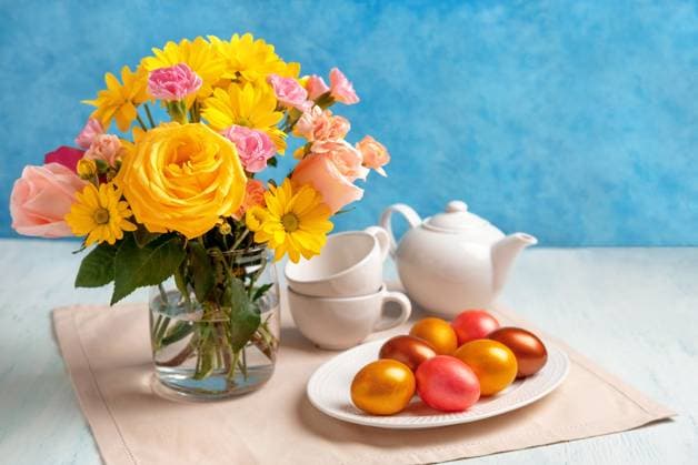 Gedeckter Ostertisch mit Ostereiern und Frühlingsblumen. Frohe Ostern. Easter table setting with easter eggs and spring flowers. Happy Easter. Congratulatory easter background. Copyright: xZoonar.com SvetlanaxKhutornaiax 22874685