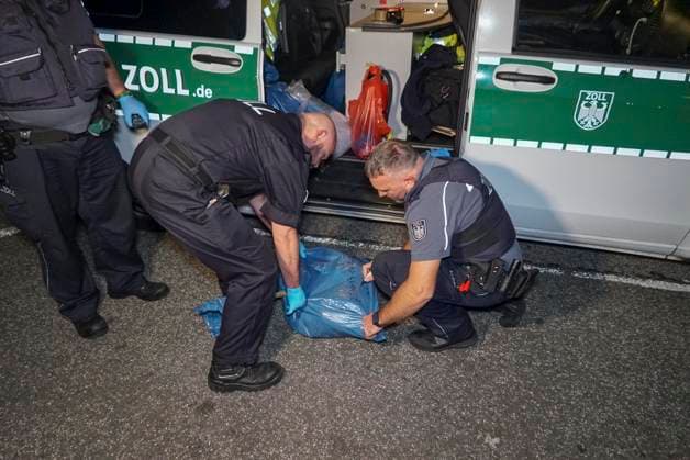 Razzien in mehreren Shisha Bars - Zoll, Polizei, Finanzbehörde und Bezirksamt im gemeinsamen Einsatz 07.10.2022 Hamburg Razzien in der Feldstrasse, Neuer Pferdemarkt und Danziger Strasse - Tabak sichergestellt , Kohleofen abgelöscht Bei einer gemeinsamen Aktion haben der Zoll, die Finanzbehörde, die Polizei und das Bezirksamt am Freitag abend mindestens 3 Shisha Bars überprüft und teilweise vorläufig geschlossen. Bei der Bars in der Feldstrasse und in der Danziger Strasse wurden eine größere Menge Tabak sichergestellt. Bei der Bar am Neuer Pferdemarkt wurde ein Eimer mit glühender Kohle in der Bar gefunden. Dieser wurde nach Überprüfung durch die Feuerwehr vor der Tür durch Mitarbeiter der Bar abgelöscht. Mindestens 2 der Bars wurde auf