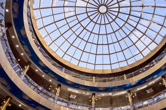 Creative Highlights World Innere Lichtkuppel in modernem Einkaufszentrum mit elegantem Rundbogen Interior skylight dome in modern shopping mall with elegant circular architecture and symmetrical glass ceiling design Copyright: xZoonar.com ElenaxSafonovax 22870649