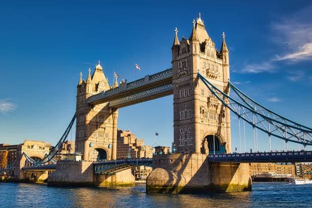 Tower Bridge, London: Ansicht der Brückenstruktur und der Umgebung Tower Bridge in London, England, on a sunny day. The bridge s two towers, walkways, and suspension structure are clearly visible, along with some surrounding buildings and a river. Copyright: xZoonar.com VasilexJechiux 22876638