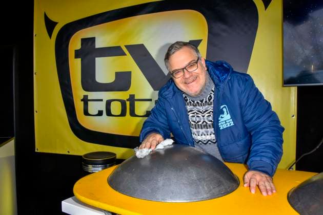 Elton Alexander Duszat Modertor poliert die Wok Schuessel bei der PK zur TV Total Wok WM 2022 von ProSieben in der Veltins-Eisarena Kunsteisbahn für den Rodel und Bob-Sport in Winterberg im Sauerland am Freitag 11.November 2022 NRW Deutschland *** Elton Alexander Duszat Modertor polished the Wok Bowl at the PK to TV total Wok World Cup 2022 from ProSieben in the Veltins Ice Arena Artificial ice rink for the Toboggan and Bob Sport in Winterberg at Sauerland on Friday 11 November 2022 NRW Germany