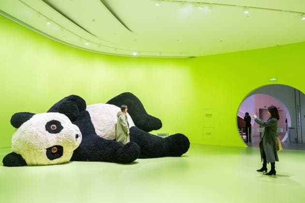 Entertainment Themen der Woche KW08 (250218) -- CHANGSHA, Feb. 18, 2025 -- Visitors take photos with an exhibit at the MICA Art Museum in Changsha, central China s Hunan Province, Feb. 18, 2025. The MICA Art Museum officially opened today and will be fully accessible to the public from tomorrow. ) CHINA-HUNAN-CHANGSHA-MUSEUM-OPEN (CN) ChenxSihan 