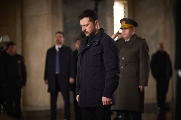 News Themen der Woche KW08 News Bilder des Tages February 18, 2025, Ankara, Turkey: Ukrainian President Volodymyr Zelenskyy, stands for a moment of silence during a wreath ceremony in honor of Mustafa Kemal Ataturk at the AnÄÂ±tkabir memorial complex, February 18, 2025 in Ankara, Turkey. Ankara Turkey - ZUMAp138 20250218_zaa_p138_010 Copyright: xUkrainexPresidency UkrainianxPrex