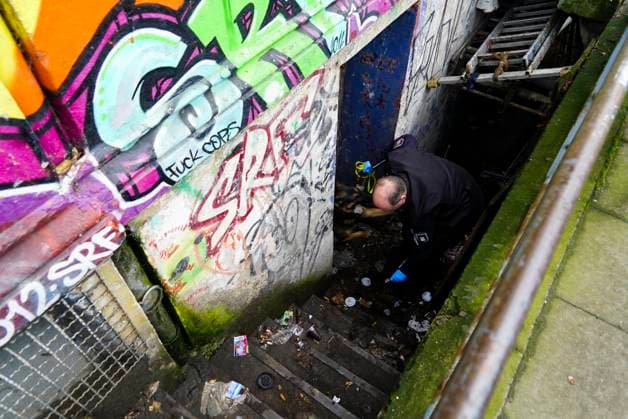 Droggenrazzia in der Hafenstraße - Polizei durchsucht nach Drogendeal Wohnhaus und Kneipe 21.02.2023 Hamburg - Hafenstrasse Diverse Drogentuetchen wurden sichergestellt Im Hamburger Stadtteil St. Pauli haben zivile Polizeibeamte in der Hafenstraße eine Drogenübergabe beobachtet. Daraufhin ist der Mann mit den Drogen in ein Wohnhaus geflücht. Polizisten umstellten das Haus und ein Spürhund der Polizei suchte das Umfeld ab und fand diverse Drogentütchen. Die Feuerwehr wurde hinzu gezogen, um die Tür zu öffnen. Die gesuchte Person wurde nicht angetroffen. HH Deutschland *** Drug raid in the Hafenstraße Police searches to Drug deal Residence and Tavern 21 02 2023 Hamburg Hafenstraße Diverse Drogentuetchen were ensured at Hamburg District St P