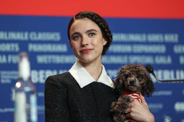 Entertainment Themen der Woche KW08 Entertainment Bilder des Tages February 18, 2025, Berlin, Germany: Actress MARGARET QUALLEY holds her dog as she answers journalists questions during a press conferenceThe 75th Berlinale Film Festival. Berlin Germany - ZUMAt227 20250218_zip_t227_001 Copyright: xMarinaxTakimotox