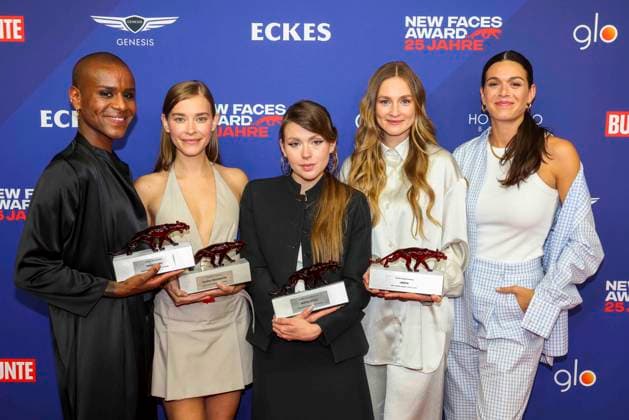 Tarik Tesfu (l-r), Milena Tscharntke, Sophia Agnella Anita Stolz, Lea Hustin und Teresa Klamert Lésaya sind die Gewinner zu Gast bei der Verleihung des 23. Bunte New Faces Award Style im Prince Charles am Donnerstag 13.07.2023 in Berlin Berlin Deutschland *** Tarik Tesfu l r , Milena Tscharntke, Sophia Agnella Anita Pride, Lea Hustin and Teresa Klamert Lésaya are the Winners to Guest at the award Ceremony of 23 Bunte New Faces Award Style at Prince Charles on Thursday 13 07 2023 in Berlin Berlin Germany