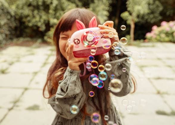 Creative Highlights Symbolfotos Little girl playing with soap bubbles Amsterdam, North Holland, Netherlands CR_DIRA250217-1650385-01 ,model released, Symbolfoto