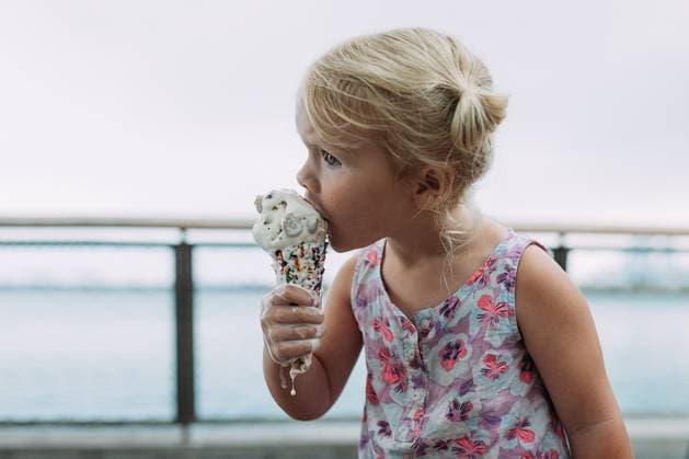 Creative Highlights Symbolfotos Young child eating melting ice cream on hot day Chicago, Illinois, United States CR_WEKW250217-1650818-01 ,model released, Symbolfoto