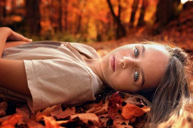 Creative Highlights Symbolfotos Close up beautiful tween girl laying in colorful fall leaves Wooster, Ohio, United States CR_JOKU250217-1644748-01 ,model released, Symbolfoto