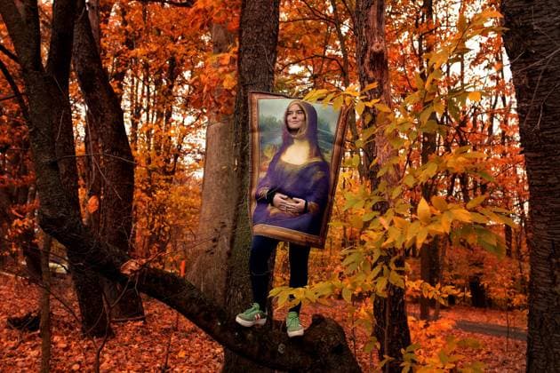Creative Highlights Symbolfotos Hilarious teenager in Mona Lisa costume standing in colorful forest Wooster, Ohio, United States CR_JOKU250217-1644751-01 ,model released, Symbolfoto