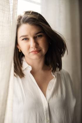 Creative Highlights Symbolfotos Woman in white shirt by a window, soft light and neutral tones Springfield, Virginia, United States R_WIXS250218-1636993-01 ,model released, Symbolfoto