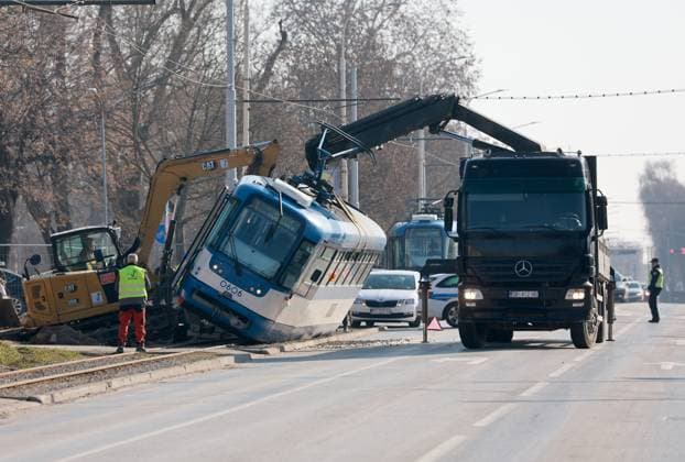 News Themen der Woche KW08 Excavator hit the tram and overturned it An excavator from the construction site hit a tram that overturned. There were people in the tram, and there are reportedly some injured. The police and emergency services are on the ground, the street is closed to traffic Osijek February 19, 2025 Croatia  DavorxJavorovic PIXSELL