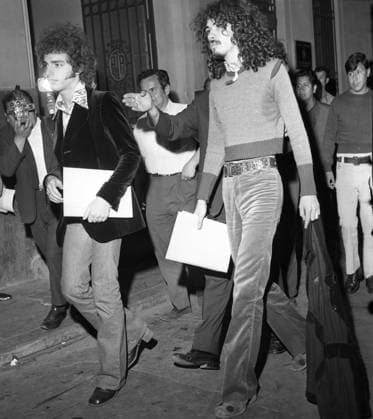 0046250087 ElComercioPeru LIMA, DECEMBER 9, 1971 THE ROCK GROUP SANTANA ARRIVES IN PERU TO PERFORM A CONCERT AT THE SAN MARCOS STADIUM THE BAND LEADED BY CARLOS SANTANA WAS CENSORED BY THE MILITARY GOVERNMENT PHOTO EL COMERCIO LIMA PERU EDITORIAL USE ONLY  Copyright: xGDA ElxComercio Perux-xTodosxlosxderechosxreservados.xProhibidoxelxusoxoxreproduccionxdexestaximagenxenxPerux ELxCOMERCIOx peelcomerciopic126406