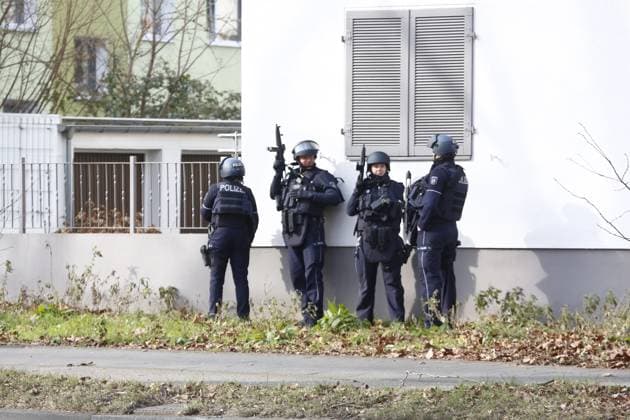 News Themen der Woche KW08 News Bilder des Tages 19.02.2025, Venloer Straße, Köln: Schüsse auf der Venloer Straße: Ein 51-Jähriger wurde verletzt, der Täter ist flüchtig. Polizei mit SEK im Einsatz, Gebiet weiträumig absper