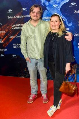 Nilz Nils Bokelberg und Frau Maria Lorenz-Bokelberg Moderator Ehepaar zu Gast auf dem Roten Teppich bei der Weltpremiere Legenden des Nachthimmels am Donnerstag 23.11.2023 im Zeiss-Großplanetarium in Berlin Berlin D