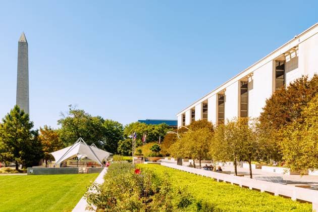 The National Museum of American History (Behring Center) an der National Mall and Memorial Parks in Washington DC, District of Columbia, USA *** The National Museum of American History Behring Center to the National Mall and Memorial Parks in Washington DC, District of Columbia, USA