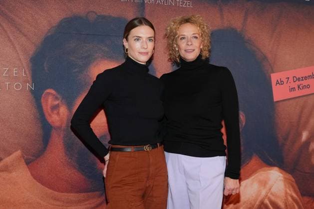 Katja Riemann, Paula Riemann bei der Premiere von Tezel’s Film Falling into Place am 28.11.2023 im Astor Film Lounge in Berlin. Berlin Deutschland *** Katja Riemann, Paula Riemann at the Premiere from Tezels Film Falling into Place on 28 11 2023 at Astor Film Lounge in Berlin Berlin Germany