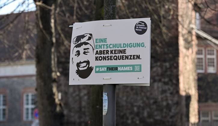 19.02.2025, xpsx, Lokal Hanau Impressionen Attentat 19.Februar v.l. absperrung vor dem congress park hanau schilder der opfer in hanau, Hanau Hessen Deutschland (DEU) CPH *** 19 02 2025, xpsx, Local Hanau Impressions Attentat 19 February v l cordon in front of the congress park hanau signs of the victims in hanau, Hanau Hessen Germany DEU CPH