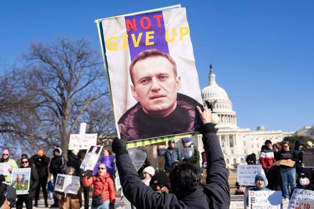 No Kings Day Feb 17 UNITED STATES - FEBRUARY 17: A demonstrator holds a sign depicting Alexei Navalny during the No Kings Day protest to oppose the Trump administration™s policies including efforts to cut the federal workforce, on Presidents Day, Monday, February 17, 2025. (Tom Williams CQ Roll Call) Washington DC United States EDITORIAL USE ONLY Copyright: x2025xCQ-RollxCall,xInc.x TomxWilliamsx rollcallpix163616