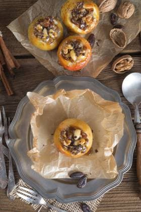 Apfel mit Nuss Karamell Füllung Apple with nut caramel filling Copyright: imageBROKER DzinnikxDarius ibxiqx12644967.jpg