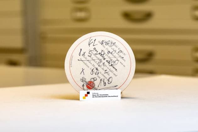 Friedrich Merz Bierdeckel im Haus de Geschichte Bonn 19.02.2025 Der Original Bierdeckel, auf dem CDU Politiker Friedrich MERZ 2003 eine symbolische Steuererklärung verfasste, hat in der RTL Sendung TV Quadrell vom 16.02.25 eine unfreiwillige Berühmtheit erlangte, indem Moderator Günther Jauch das Museumsstück in der Sendung fallen gelassen hat. Sammlungsdirektor Dr. Manfred WICHMANN zeigt im Archiv des Haus der Geschichte in Bonn das unversehrte Unikat, welches er persönlich für die Produktion fachgerecht nach Berlin und wieder zurück gebracht hat. Bonn Gronau Nordrhein-Westfalen Deutschland *** Friedrich Merz beer mat in the Haus de Geschichte Bonn 19 02 2025 The original beer mat on which CDU politician Friedrich MERZ wrote a symb Copyright: xBonn.digitalx xMarcxJohnx