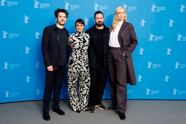 Entertainment Themen der Woche KW08 News Bilder des Tages Entertainment Bilder des Tages Philip Ettinger, Mia Maestro, Lucio Castro und Gwendoline Christie beim Photocall zum Kinofilm After This Death auf der Berlinale 2025 75. Internationale Filmfestspiele Berlin im Hotel Grand Hyatt. Berlin, 19.02.2025 Foto:xD.xBedrosianx xFuturexImagex death_5211