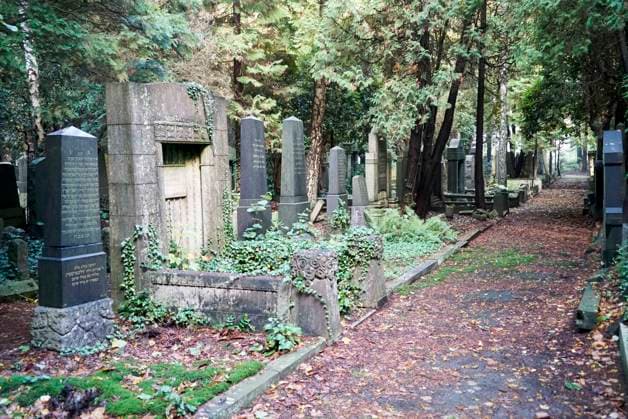 HAMBURG-ARCHIVBILD-JUDENFRIEDHOF-10.23 Juedischer Friedhof Hamburg Altona Über 400 Jahre jüdischer Geschichte Der 1611 angelegte Friedhof ist eines der bedeutendsten jüdischen Kulturdenkmale Europas. Hier lassen sich über 400 Jahre jüdischer Geschichte und Kultur in Hamburg und Altona erfahren. Mitte Oktober 2016 beschloss der Hamburger Senat die Nominierung des Friedhofs für die Eintragung in die Liste des UNESCO-Welterbes. HH Deutschland *** Hamburg Archive image Jewish cemetery 10 23 Jewish Cemetery Hamburg Altona via 400 Years Jewish History the 1611 created Cemetery is one the most important Jewish Cultural monuments Europe here let itself via 400 Years Jewish History and Culture in Hamburg and Altona experience Middle October 2016 dec
